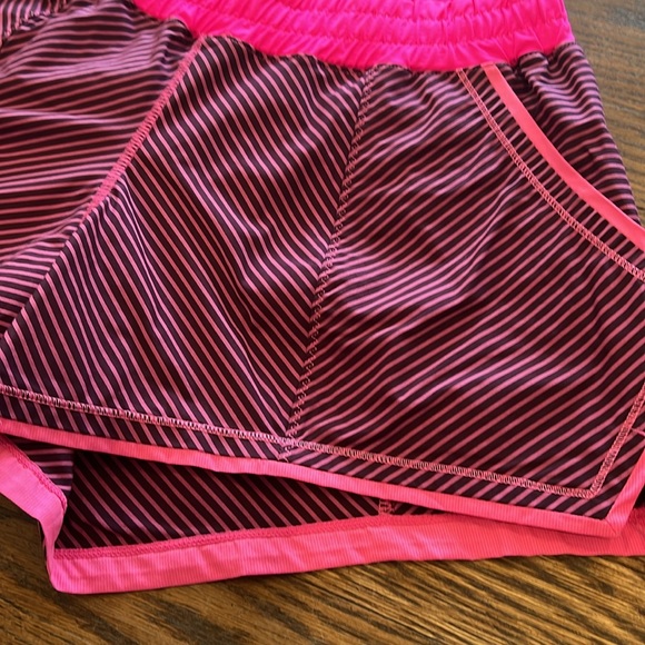 💕HP💕Lululemon Shake & Break Tracker Hyper Stripe Pink Shorts - Picture 8 of 12